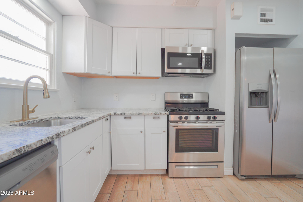 506 W 11th Street - Photo 10