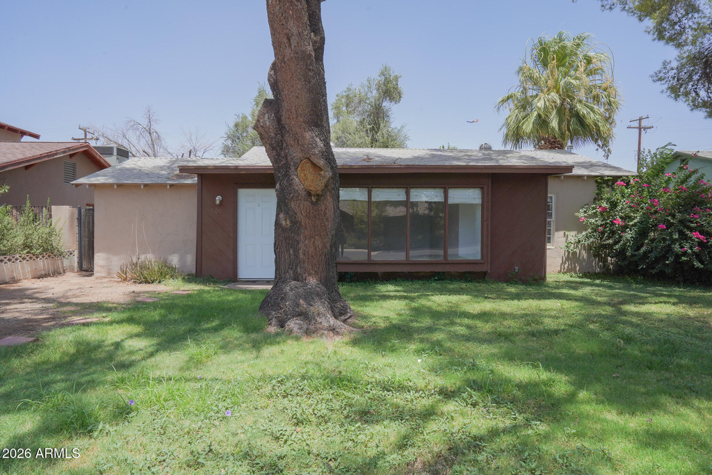 506 W 11th Street - Photo 1