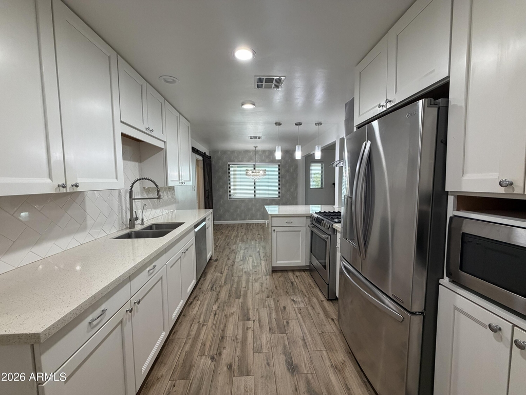 2514 E Fairmount Avenue - Photo 2