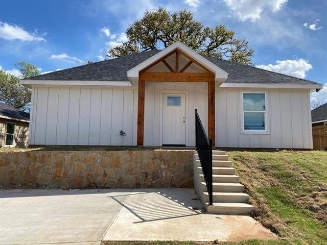 420 E Shepherd Street - Photo 0
