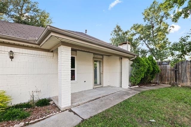2403 Beverly Hills Lane - Photo 2