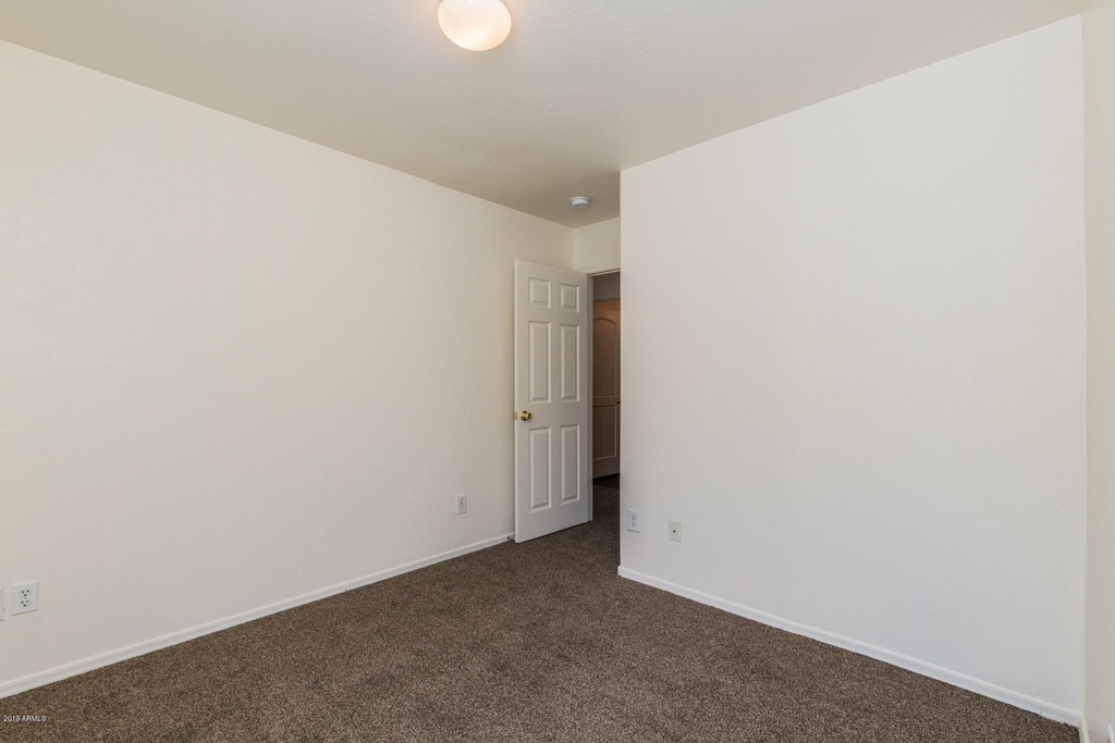 10018 W Winslow Avenue - Photo 11