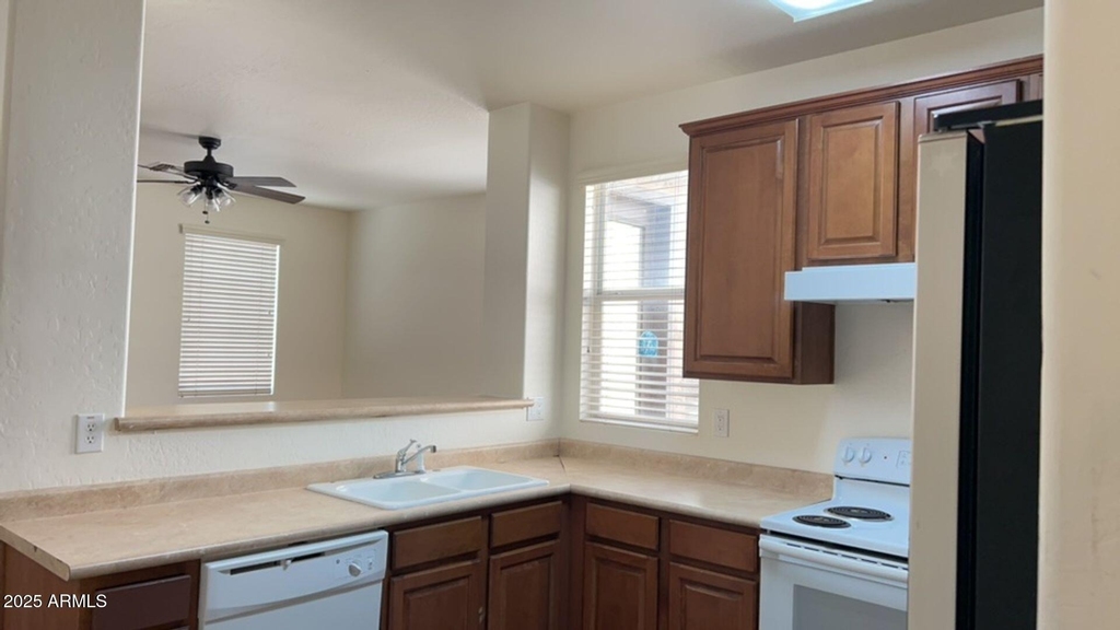 10018 W Winslow Avenue - Photo 4
