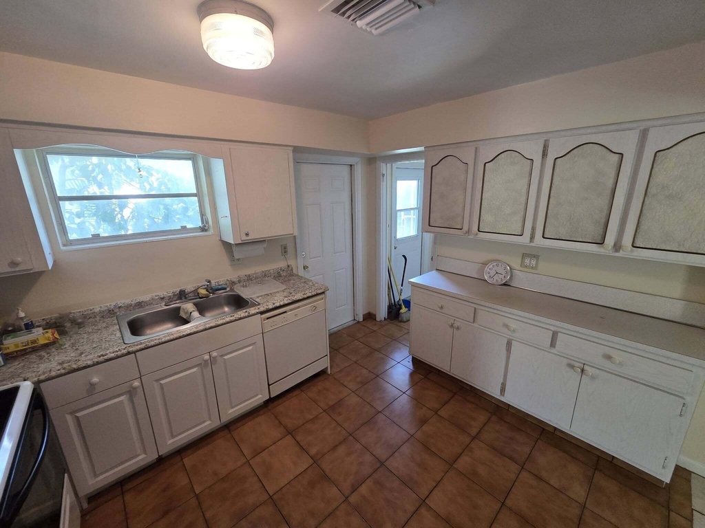 205 Se 7th Street - Photo 0