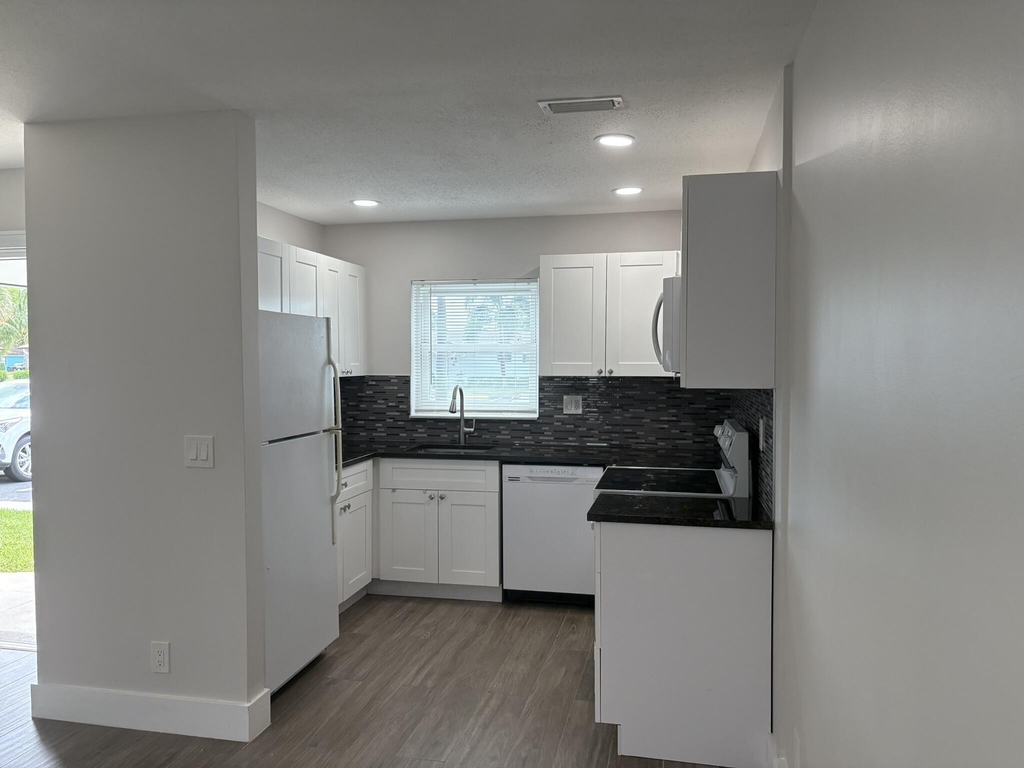 2930 Crosley Drive E - Photo 4