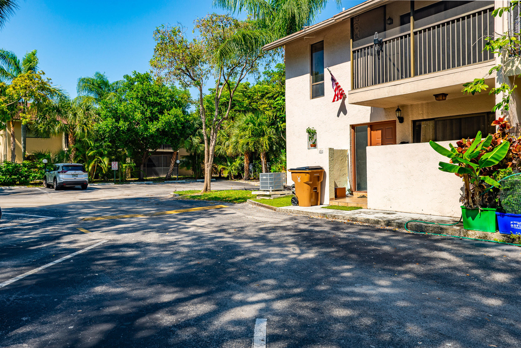 740 Se 1st Way - Photo 0