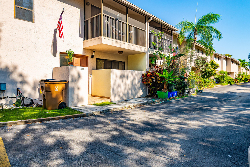 740 Se 1st Way - Photo 1