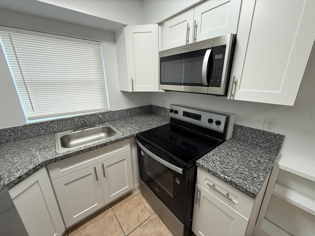 1941 Nw 14th Avenue - Photo 0