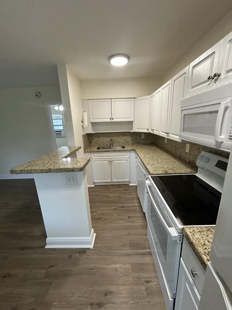 921 Ne 17th Avenue - Photo 2