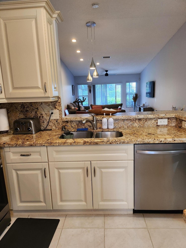 8951 Sunnywood Place - Photo 4