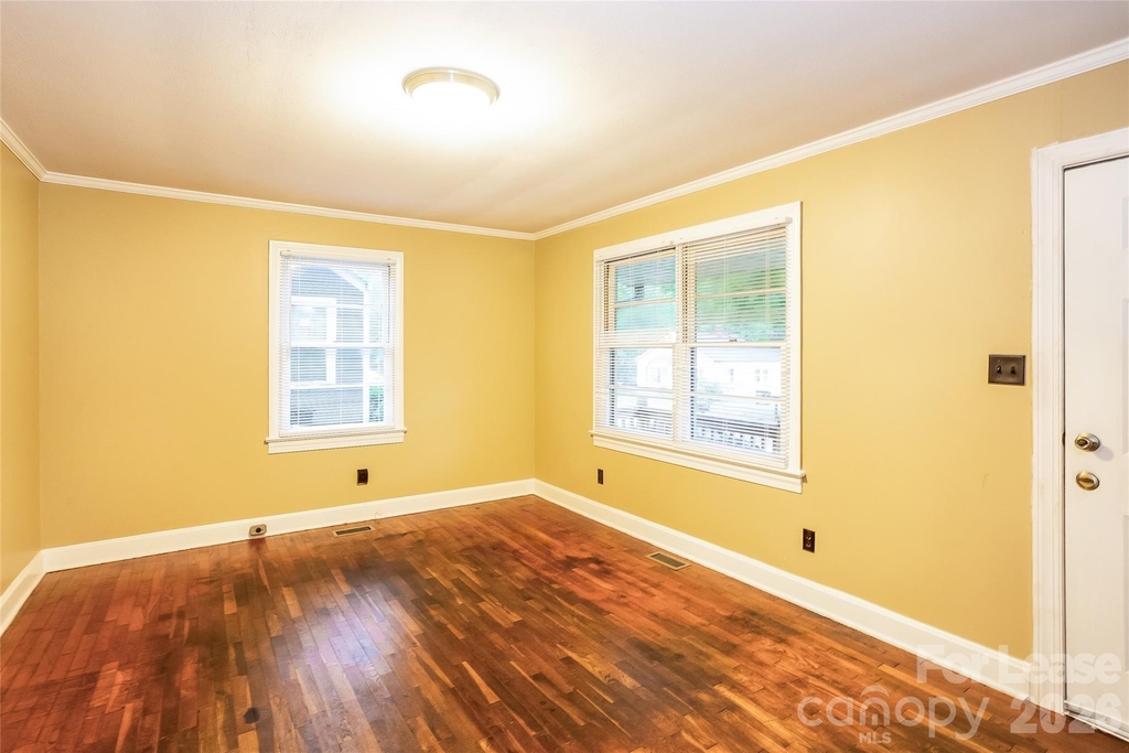 526 Hickory Avenue - Photo 2