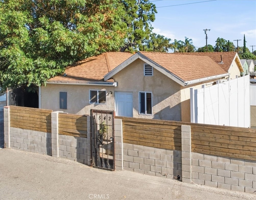 7542 White Oak Ave - Photo 1