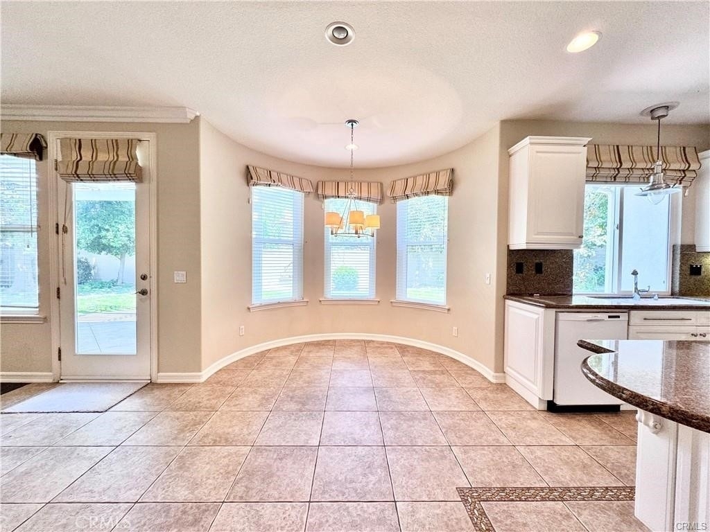 17 Pamela Way - Photo 6