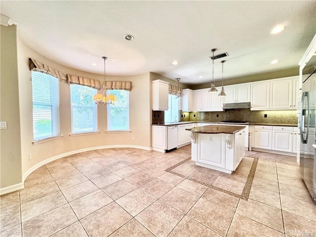 17 Pamela Way - Photo 4