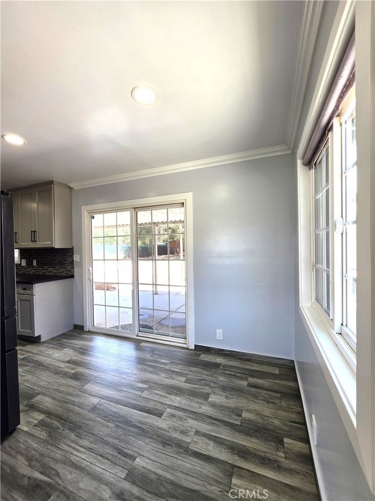 221 E Maple Street - Photo 6