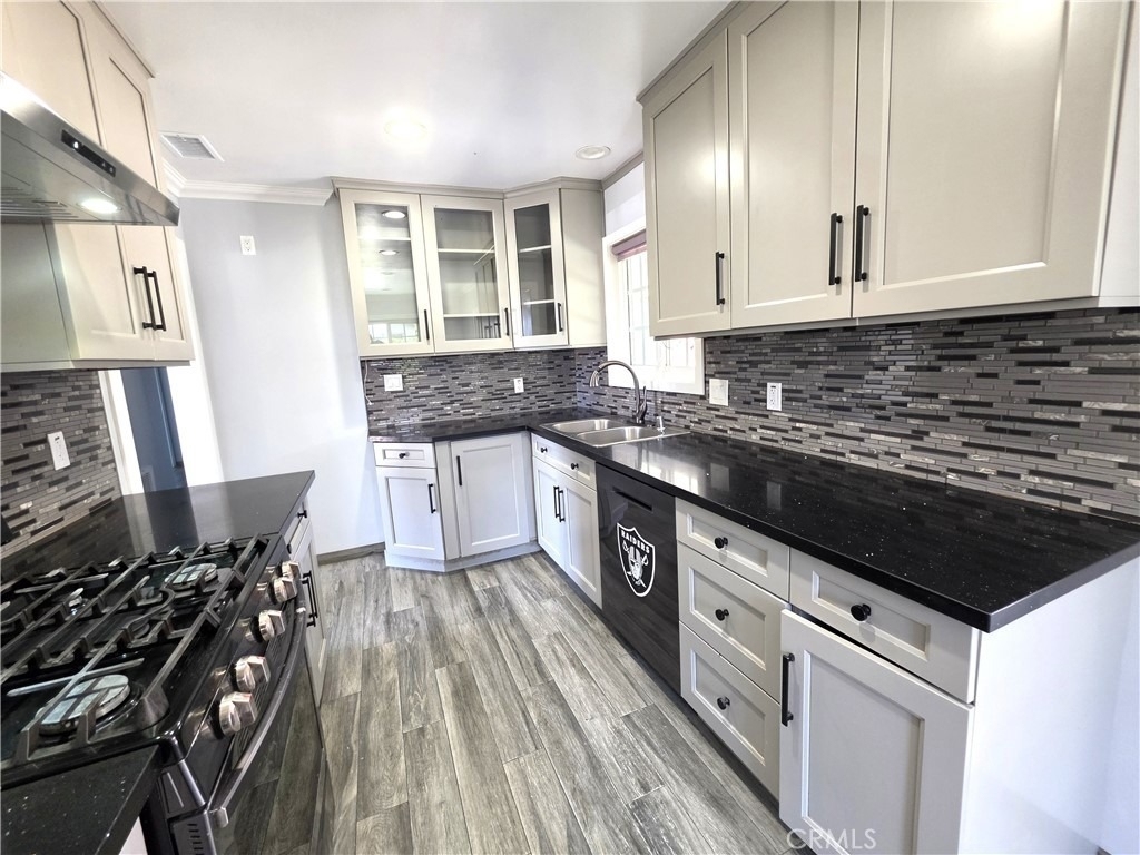 221 E Maple Street - Photo 4
