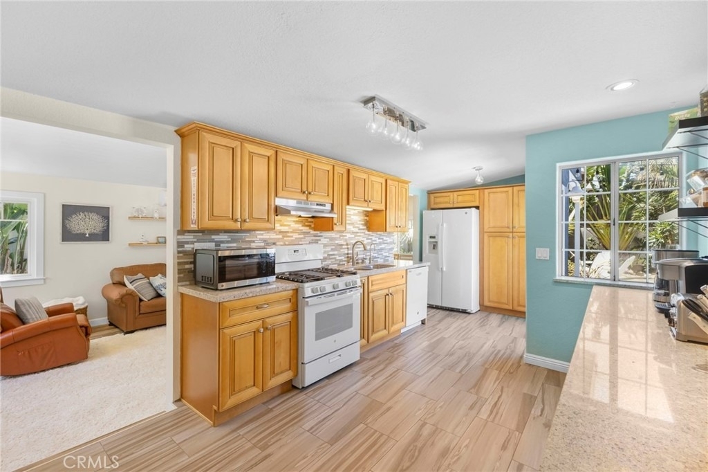 142 E Glaucus St - Photo 9