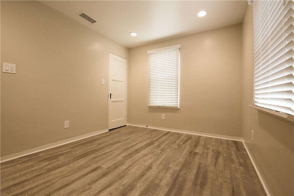 711 W 6th Street - Photo 13