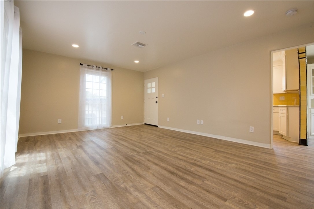 711 W 6th Street - Photo 4