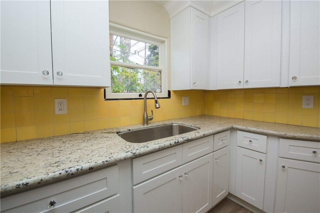 711 W 6th Street - Photo 8