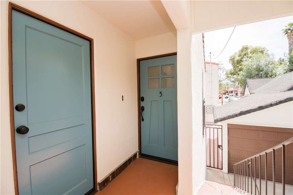 711 W 6th Street - Photo 2
