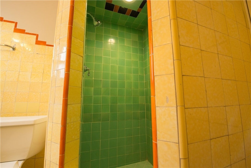 711 W 6th Street - Photo 11