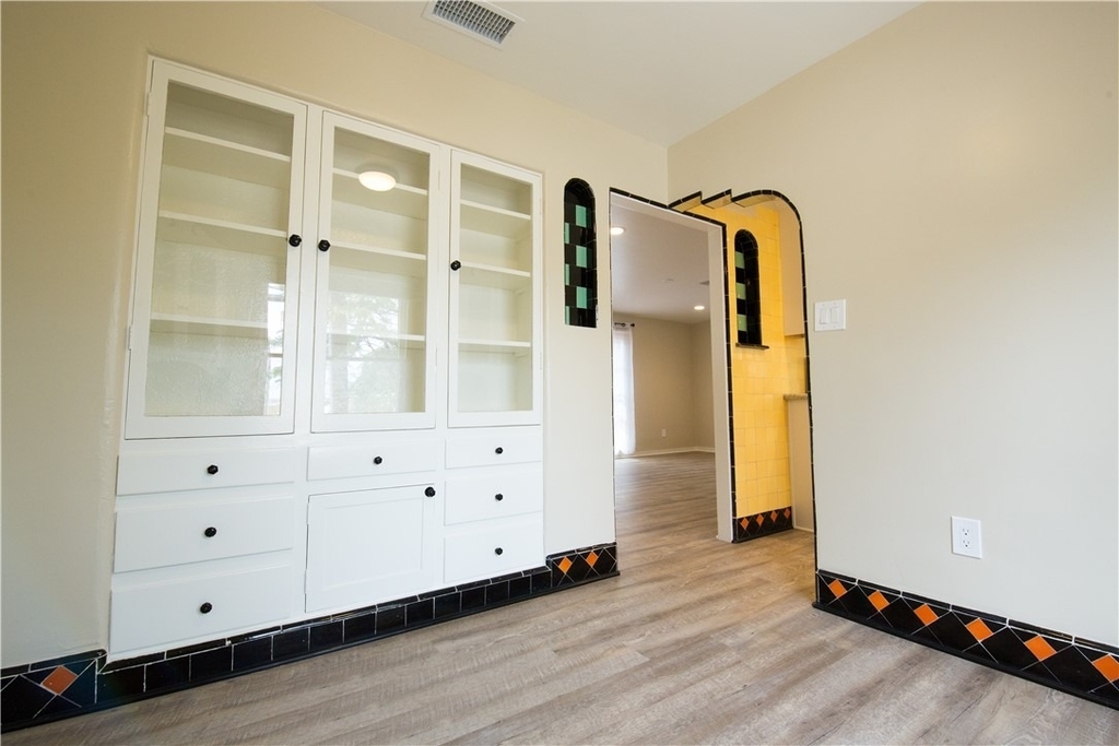 711 W 6th Street - Photo 5