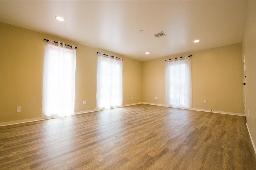 711 W 6th Street - Photo 3