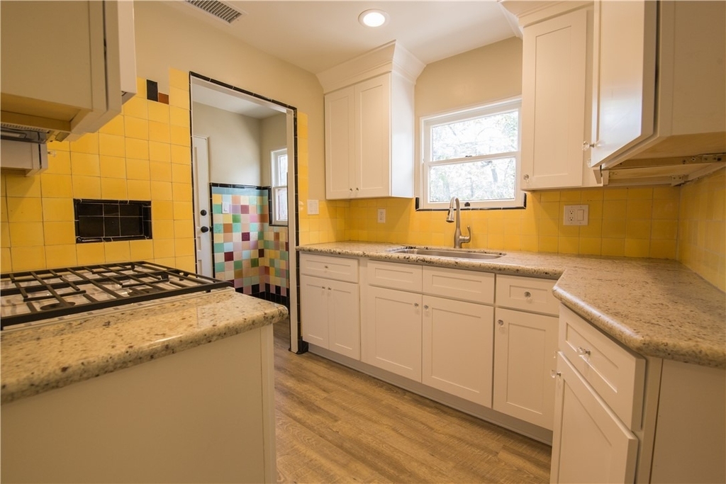 711 W 6th Street - Photo 9