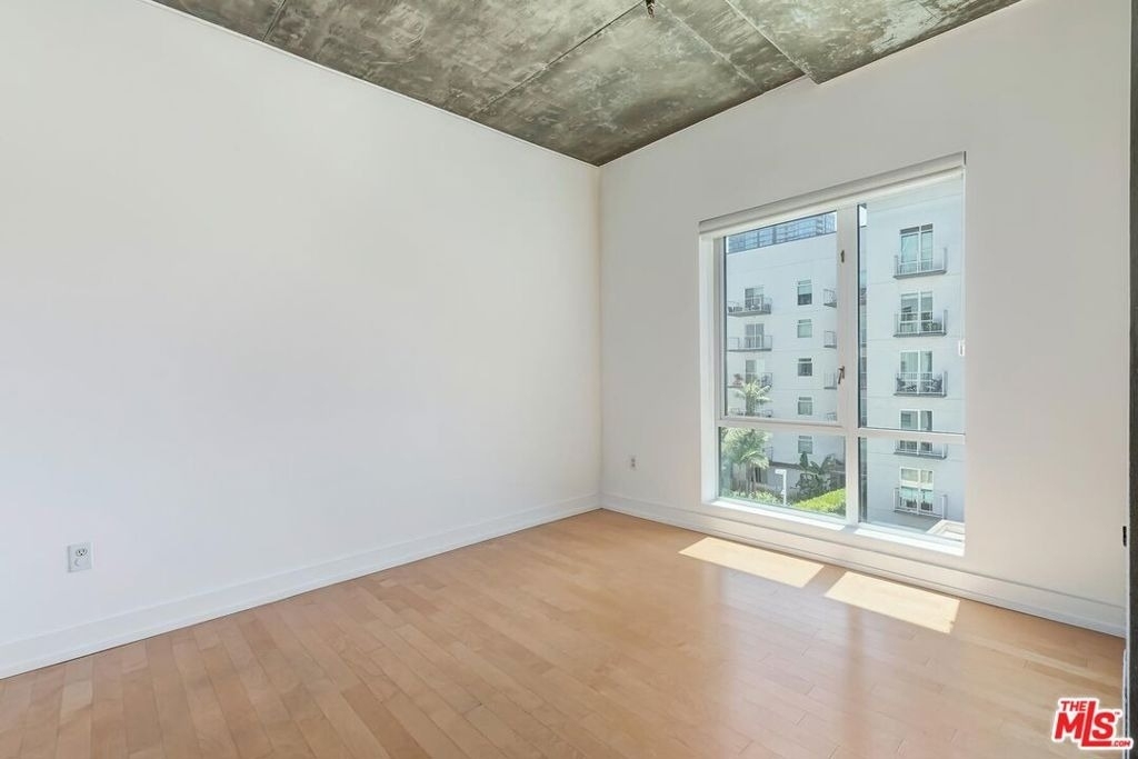 645 W 9th Street - Photo 15