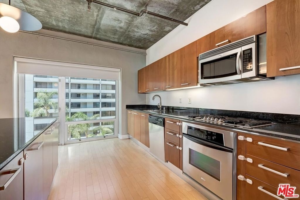 645 W 9th Street - Photo 12