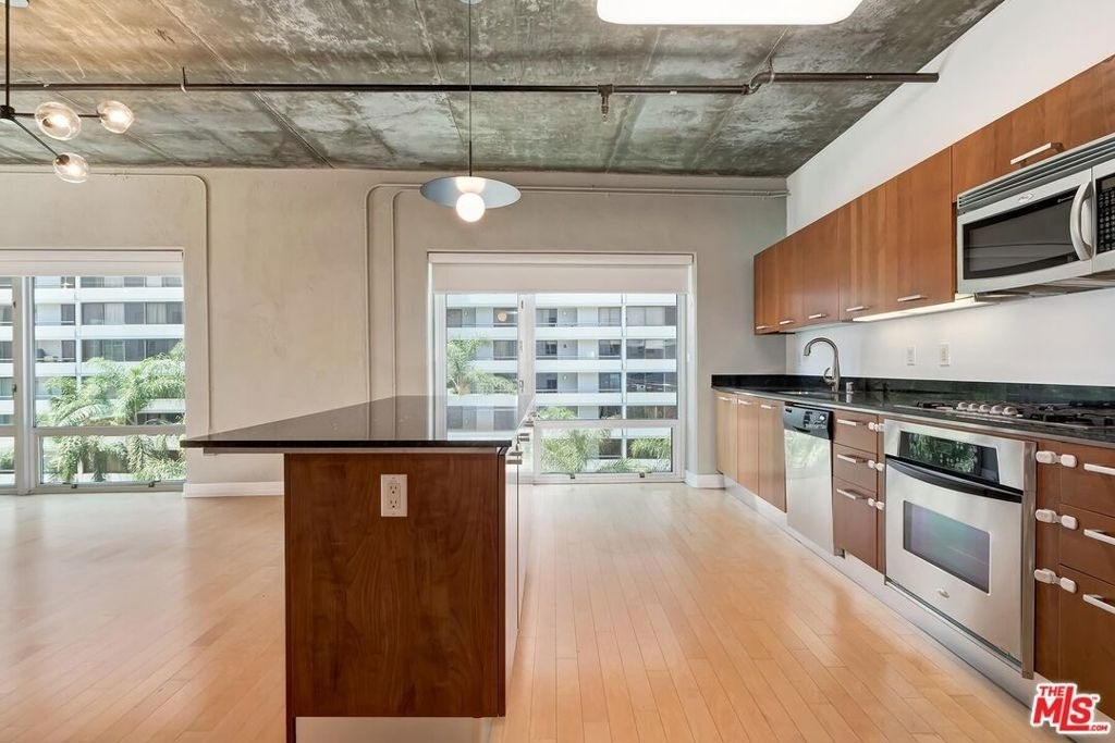 645 W 9th Street - Photo 11