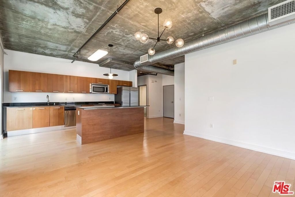 645 W 9th Street - Photo 8