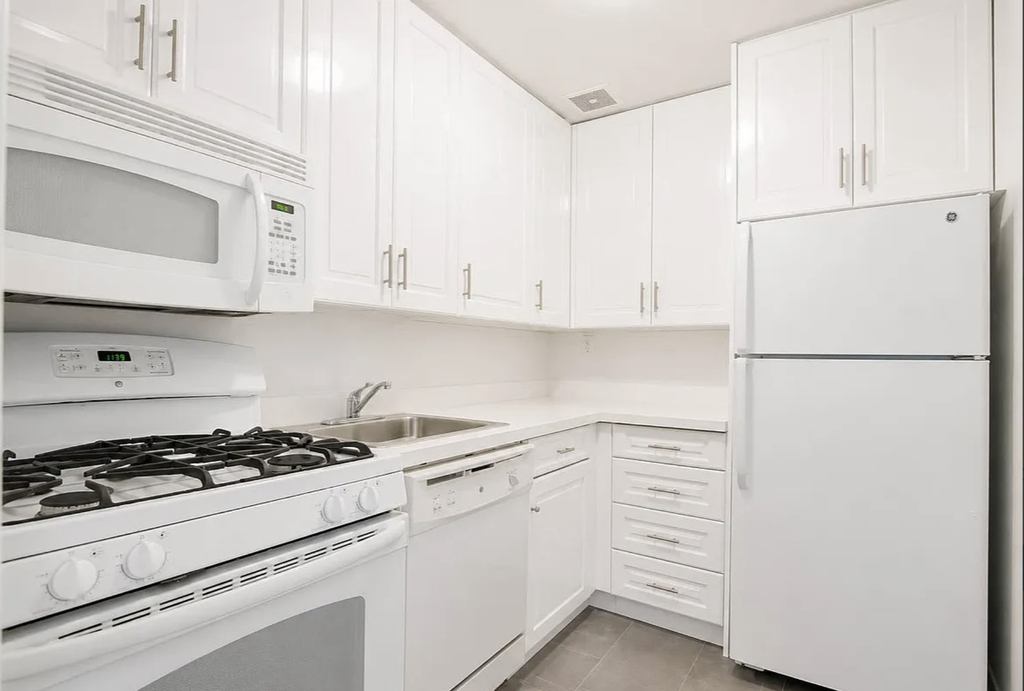  East 12th Street - Photo 2
