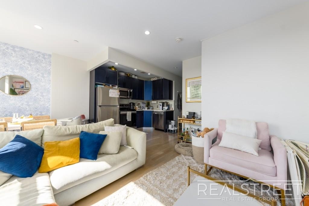 645 Knickerbocker Ave - Photo 1