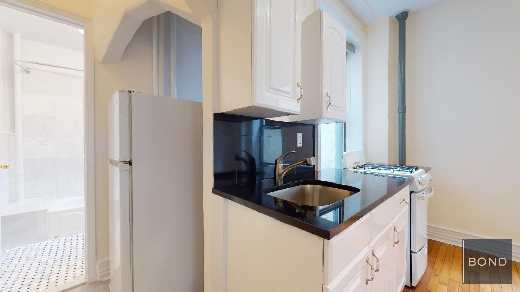 West 84th Street - Photo 4