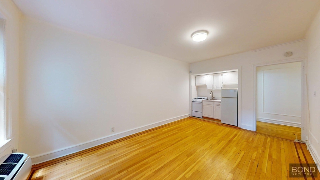 East 51st Street - Photo 0