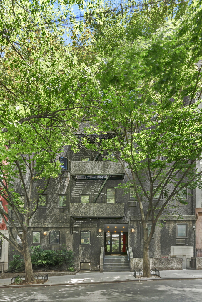 East 95th Street - Photo 8