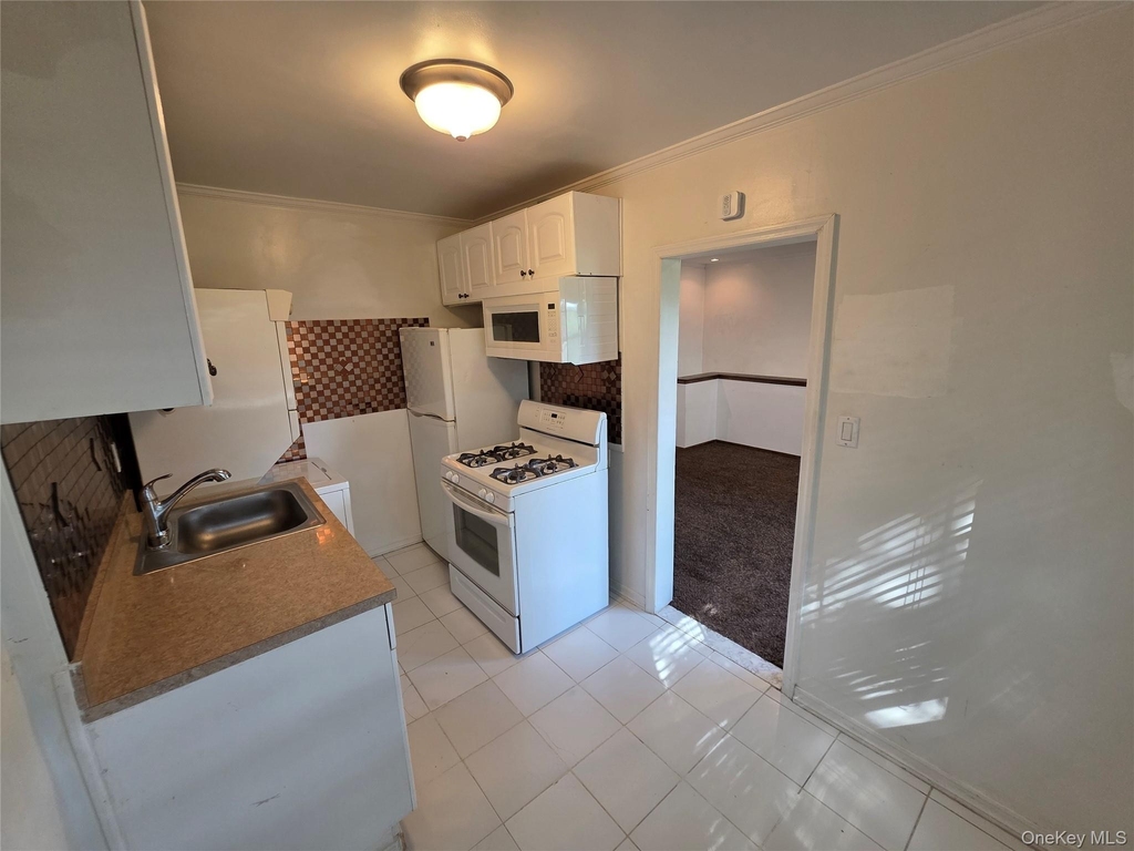 66-01 Park Drive East - Photo 5