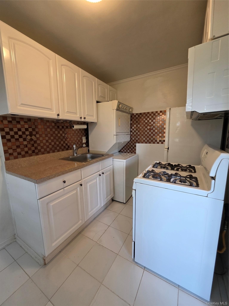 66-01 Park Drive East - Photo 6