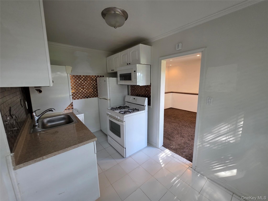 66-01 Park Drive East - Photo 4