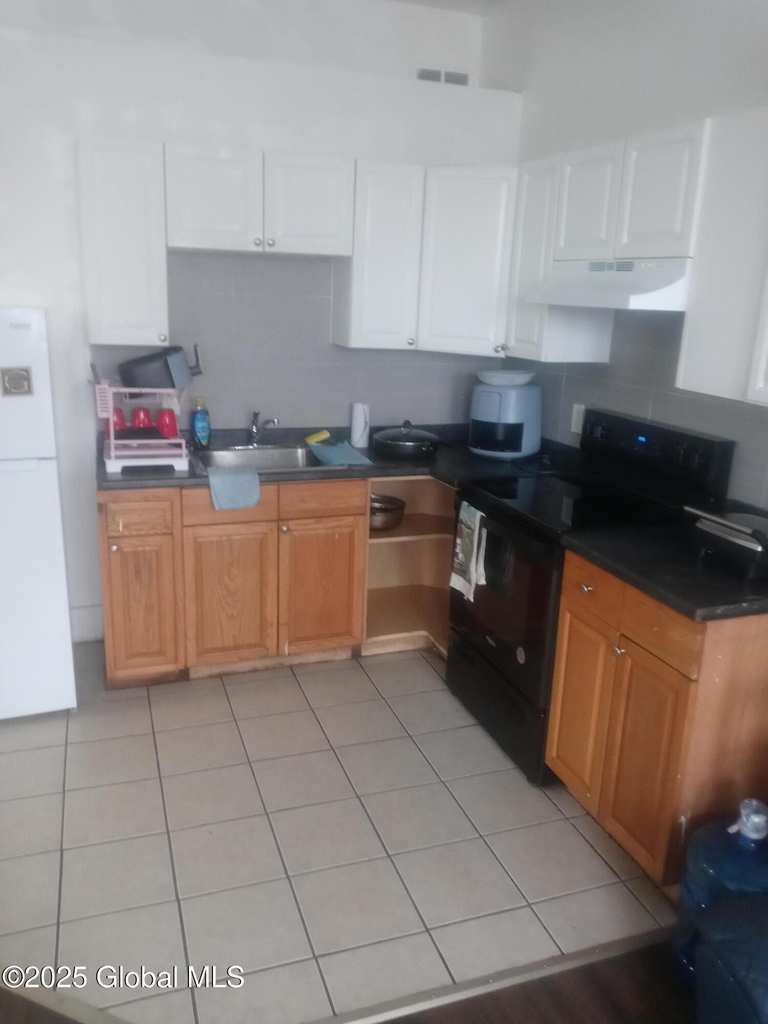 423 Clinton Avenue - Photo 3