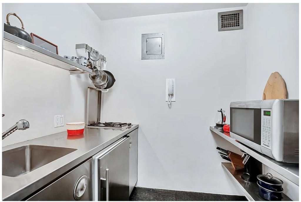 136 E 56th Street - Photo 3
