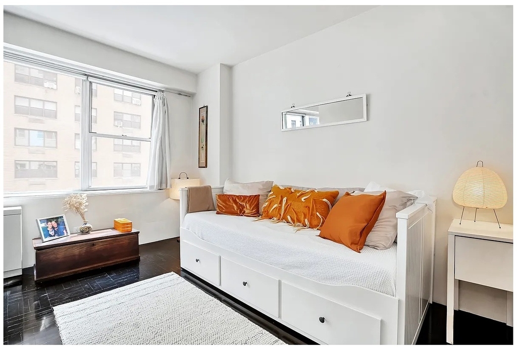 136 E 56th Street - Photo 4