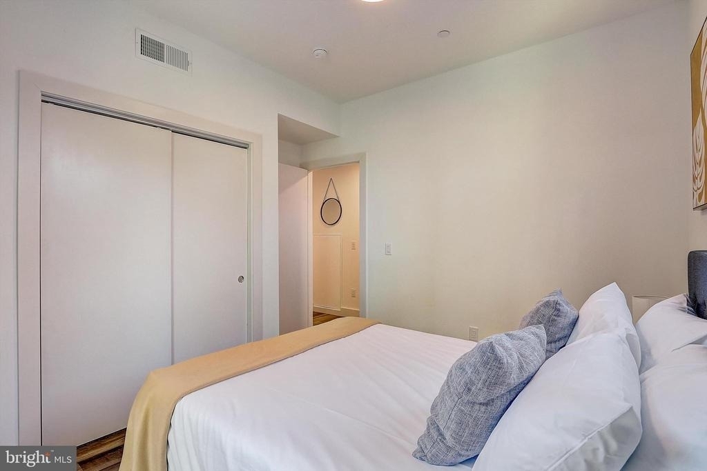 3029 W Glenwood Avenue - Photo 16