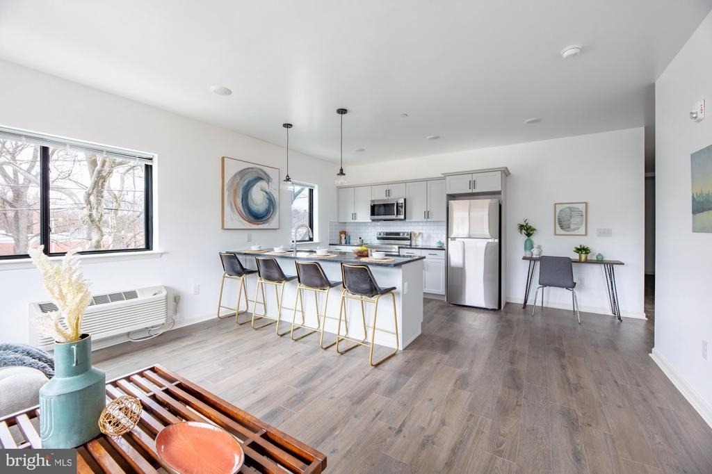 370 W Johnson Street - Photo 4