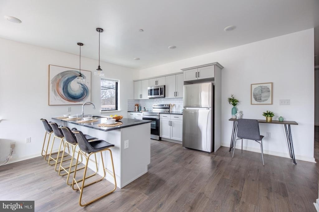 370 W Johnson Street - Photo 0