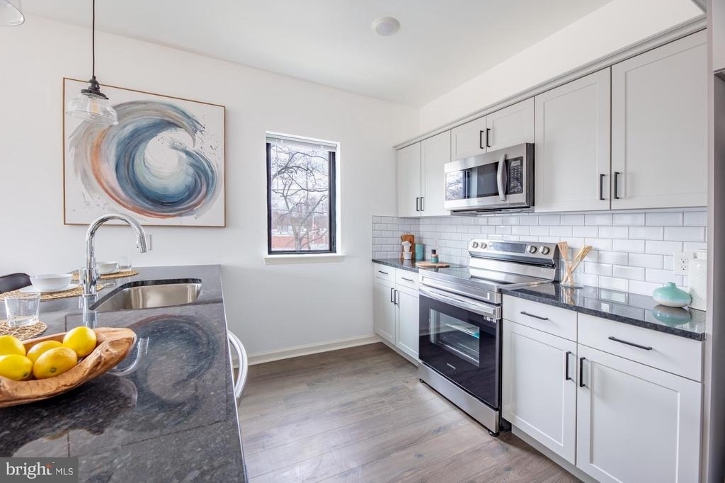 370 W Johnson Street - Photo 1