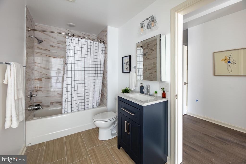 370 W Johnson Street - Photo 10