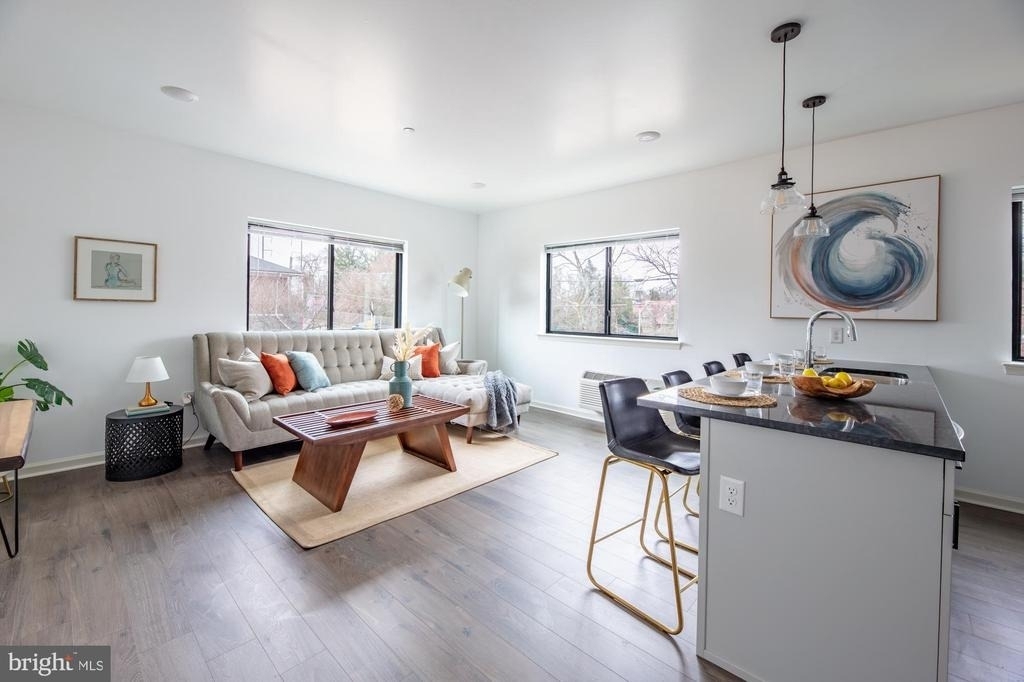 370 W Johnson Street - Photo 5